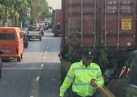 Caminhão em pane causa congestionamento na avenida Rodrigo Otávio, em Manaus