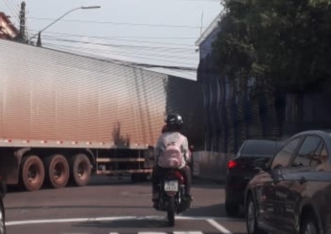 Caminhão tem pane mecânica em curva e bloqueia avenidas em Manaus