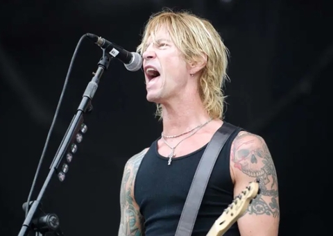 Em vídeo, baixista do Guns N’ Roses nada com botos em Manaus