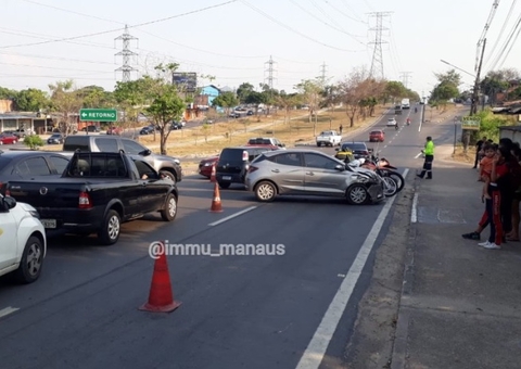 Acidente entre carros deixa vítima ferida e trânsito lento na Avenida das Torres