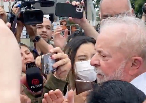 Lula visita fábrica de motos em Manaus e se prepara para megacomício