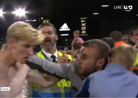 Torcedor deixa filho cair do colo ao tentar tietar jogador durante jogo