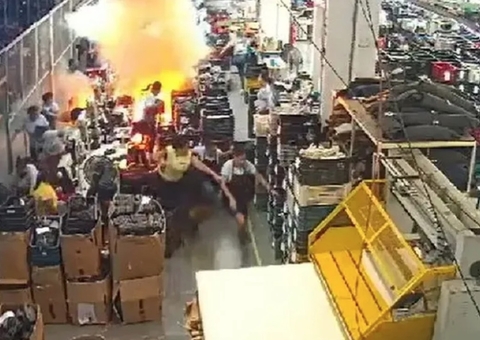 Vídeo: Funcionária é atingida por ‘bola de fogo’ durante incêndio em fábrica