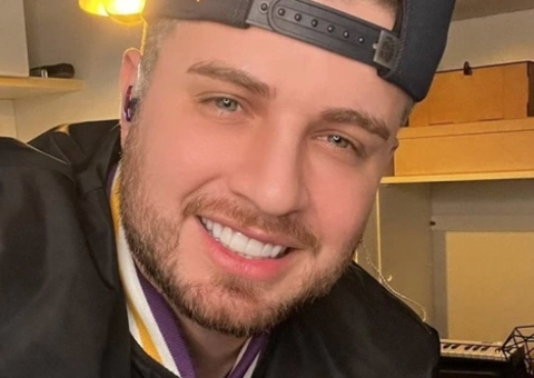 Cantor sertanejo Conrado volta para casa quatro meses após acidente