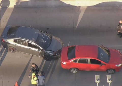 PM tenta frustrar assalto e tem carro crivado por mais de 30 tiros na Avenida Brasil