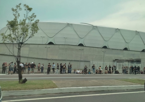Primeiros da fila, fãs enfrentam chuva para show do Guns N’ Roses em Manaus