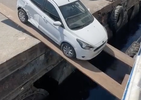 Carro equilibrado em tábuas entra em embarcação no Amazonas e vídeo viraliza