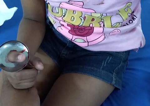 Menina de 4 anos fica com dedo preso em torneira de banheiro de restaurante