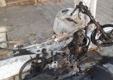 Homem ateia fogo em motocicleta para não entregar para agentes em blitz