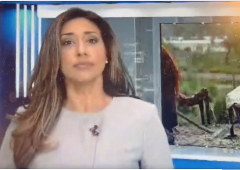 Apresentadora engole mosca ao vivo durante telejornal e continua notícia 