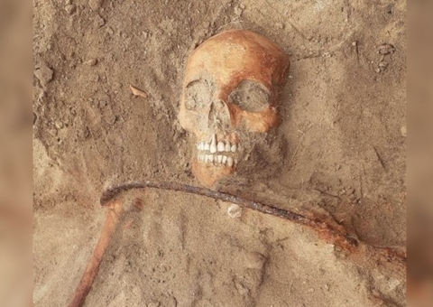 Esqueleto de ‘mulher-vampira’ é encontrado com foice no pescoço e cadeado no dedão