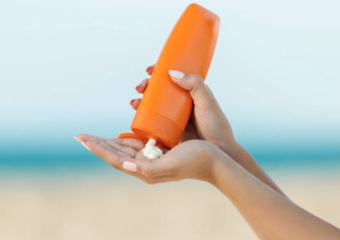 Idosa passa 40 anos usando filtro solar só no rosto e diferença é chocante