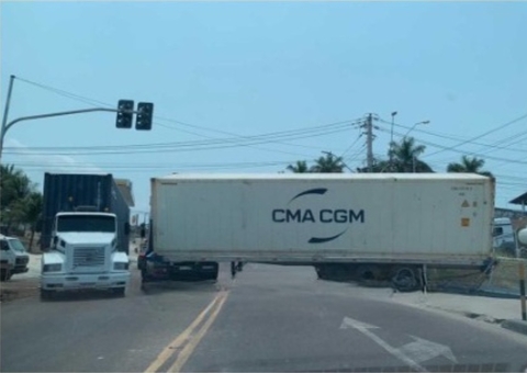 Acidente: Carreta invade área de empresa e fica atravessada em avenida de Manaus