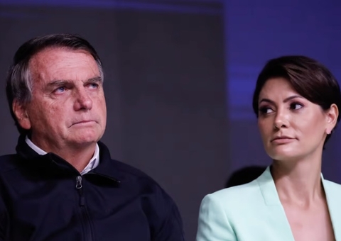 'Sozinha na rua, prefere Lei Maria da Penha ou pistola?', pergunta Bolsonaro a mulheres