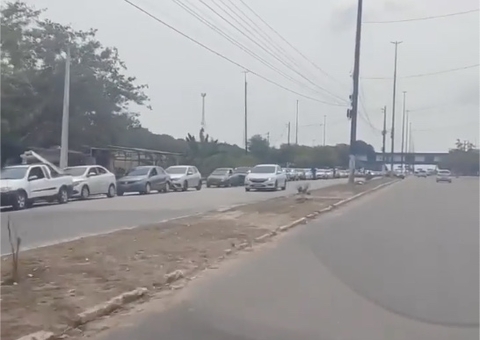 Manauaras formam fila quilométrica no porto da Ceasa para curtir feriadão no interior