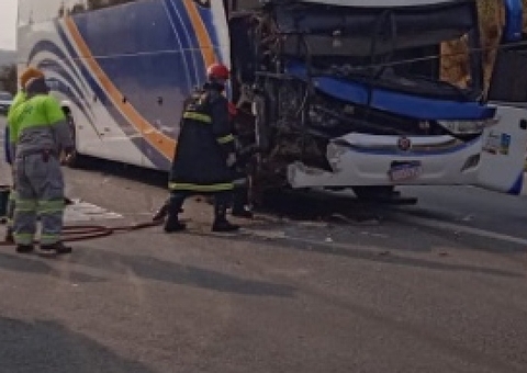Ônibus com dupla sertaneja e mais 14 pessoas sofre acidente em rodovia 