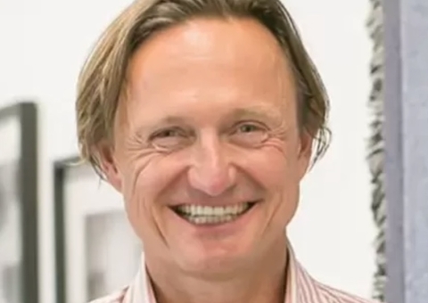 Milionário deixa mulher para viver com refugiada que ele deu abrigo