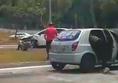 Carros ficam destruídos em acidente durante racha na estrada do aeroporto de Manaus; vídeo