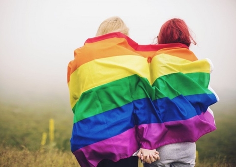 Duas lésbicas são condenadas no Irã; saiba o motivo