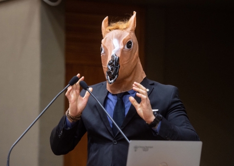 Vereador se veste de burro após Câmara decidir homenagear Olavo de Carvalho