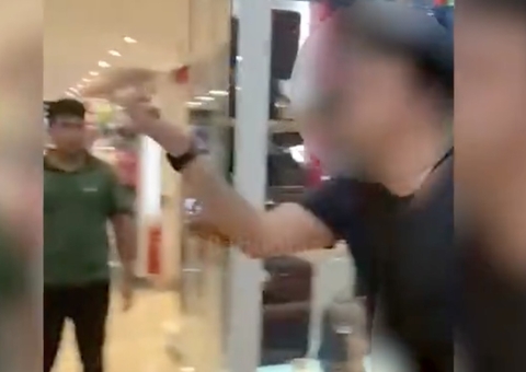 Homem leva socos após bater em mulher dentro de shopping de Manaus; vídeo