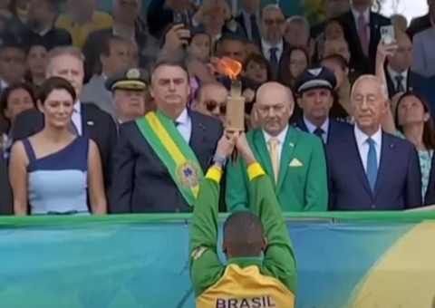 Bolsonaro caminha e acena a apoiadores, ao lado de Luciano Hang, alvo do STF