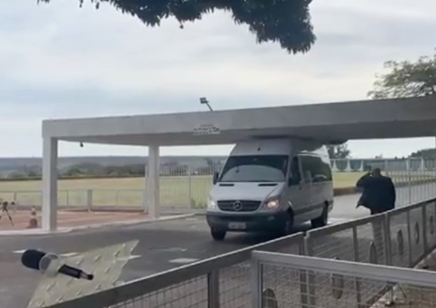 Furgão do comboio presidencial fica entalado em marquise do Palácio da Alvorada