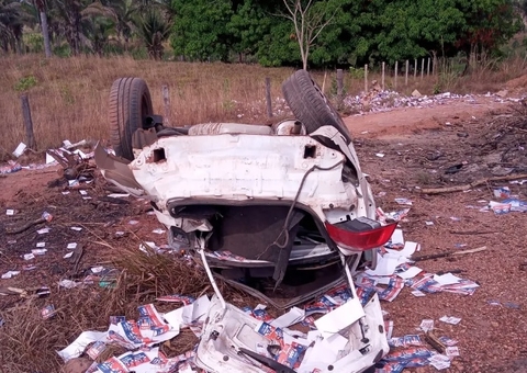 Carro com equipe de candidatos fica destruído ao desviar de cachorro