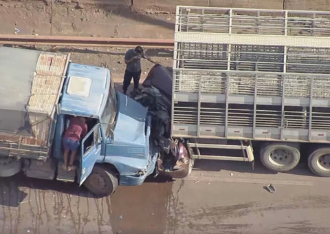 Em acidente chocante, carro é esmagado por caminhões em rodovia