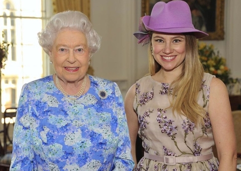 Ex-paquita faz homenagem a Rainha Elizabeth e relembra encontro com monarca 