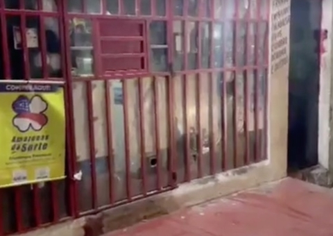 Criminosos descarregam arma em mulher na frente de mercadinho em Manaus