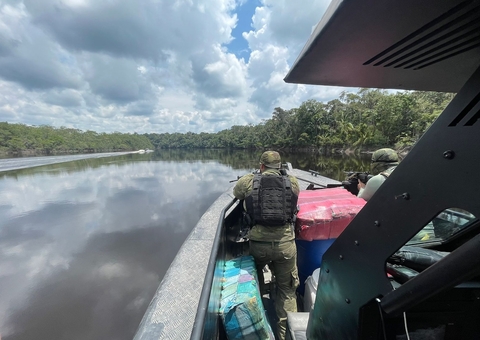 PF apreende 1,4 tonelada de drogas em operação em rio no Amazonas, principal rota do tráfico