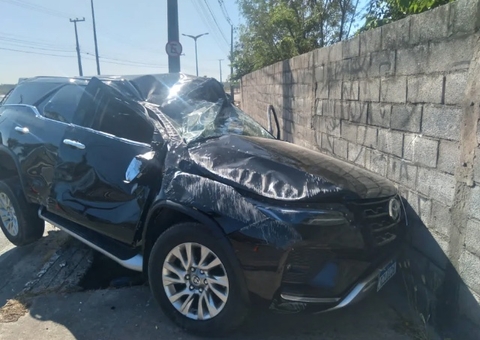 Cantor de forró sofre grave acidente de carro; veículo capotou 3 vezes 