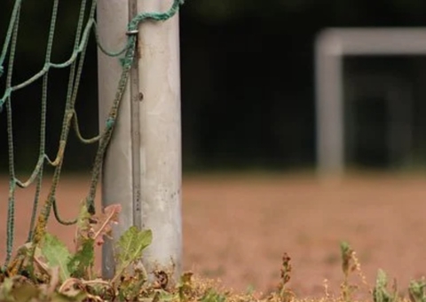Trave de futebol cai e mata menino de 11 anos
