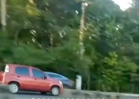 Em alta velocidade, carro é flagrado na contramão na Avenida do Turismo 