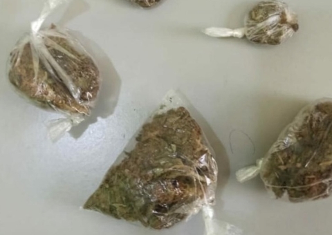 Homem pega 6 anos de prisão após ser flagrado com 10 trouxinhas de maconha em Manaus