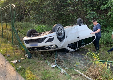 Carro com 5 crianças capota e invade área do Jardim Botânico em Manaus