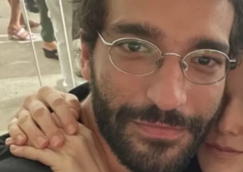 Um mês após separação, Humberto Carrão posa com atriz: 'só nos conhecendo'