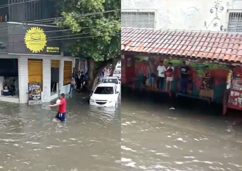 Chuva deixa ruas alagadas no Centro de Manaus; vídeos