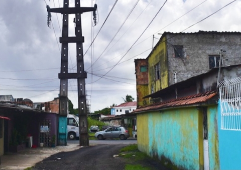 Ação do MP quer retirada de fios de alta tensão sobre casas em Manaus