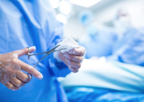 Médico é condenado por esquecer gaze e fio de metal dentro de mulher em cirurgia 