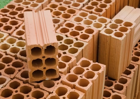 Ex não aceita fim de casamento e agride mulher com tijolada