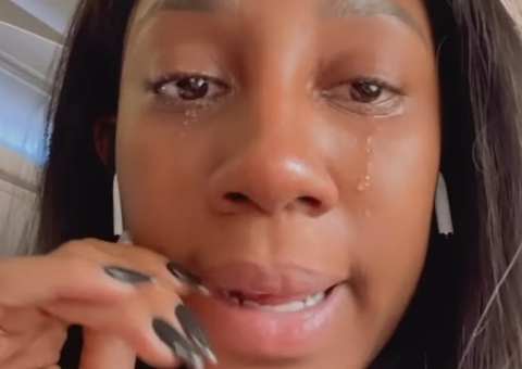 Chorando, Camilla de Lucas relata racismo em avião: ‘só pediram meu bilhete'