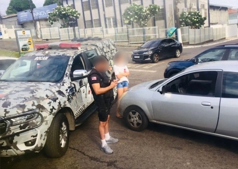 Acidente entre viatura da Rocam e carro deixa trânsito congestionado em avenida de Manaus