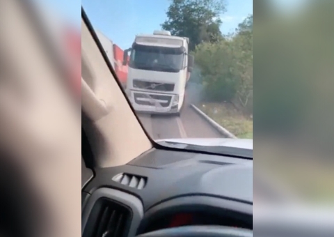 Casal escapa da morte após caçamba invadir contramão em alta velocidade na BR-174; vídeo