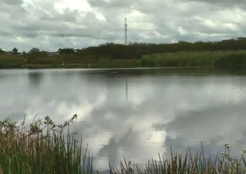Homem morre afogado em lagoa após usar colchão como boia