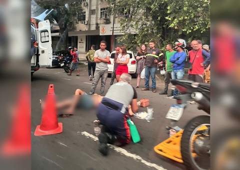 Mulher tem fratura exposta após acidente entre motocicletas em Manaus