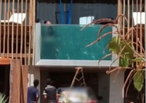 Vídeo: Casal é flagrado transando em piscina transparente e atrai curiosos