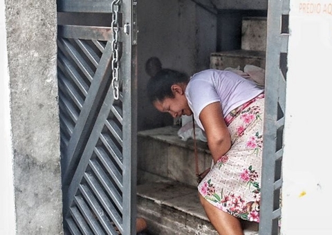 Adolescente é executado a tiros por pistoleiros em prédio no Centro de Manaus
