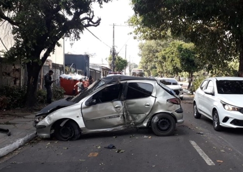 Vítima fica ferida após carro bater em canteiro durante acidente em Manaus
